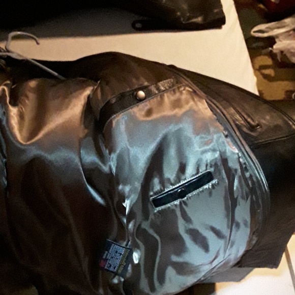 Elegant black leather three quarter length jacket - Picture 3 of 3